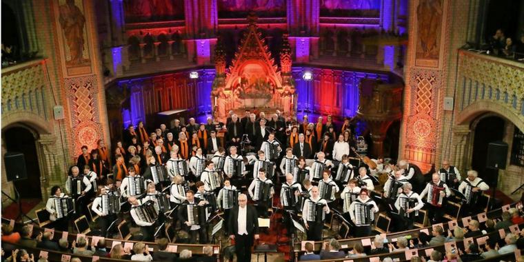 Das Altenburger Akkordeonorchester und der Schmöllner Volkschor sorgten für ein begeistertes Publikum in der Brüderkirche. Quelle: Mario Jahn