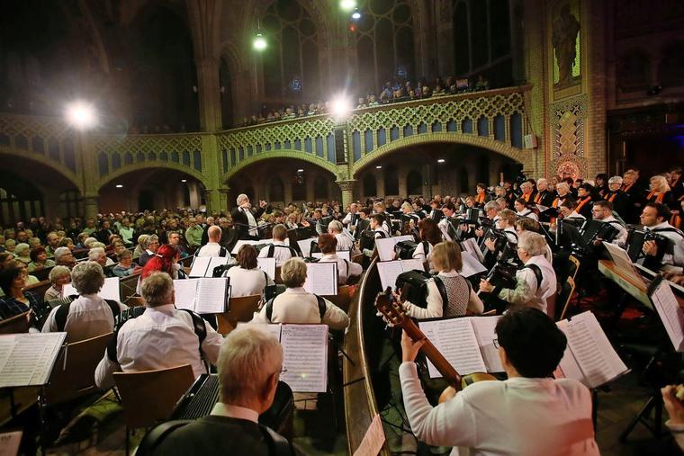 Die Musiker nutzten die besondere Akustik des Kirchenraums voll aus. Quelle: Mario Jahn